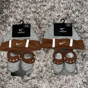 Nike piece newborn Football beanie and socks
